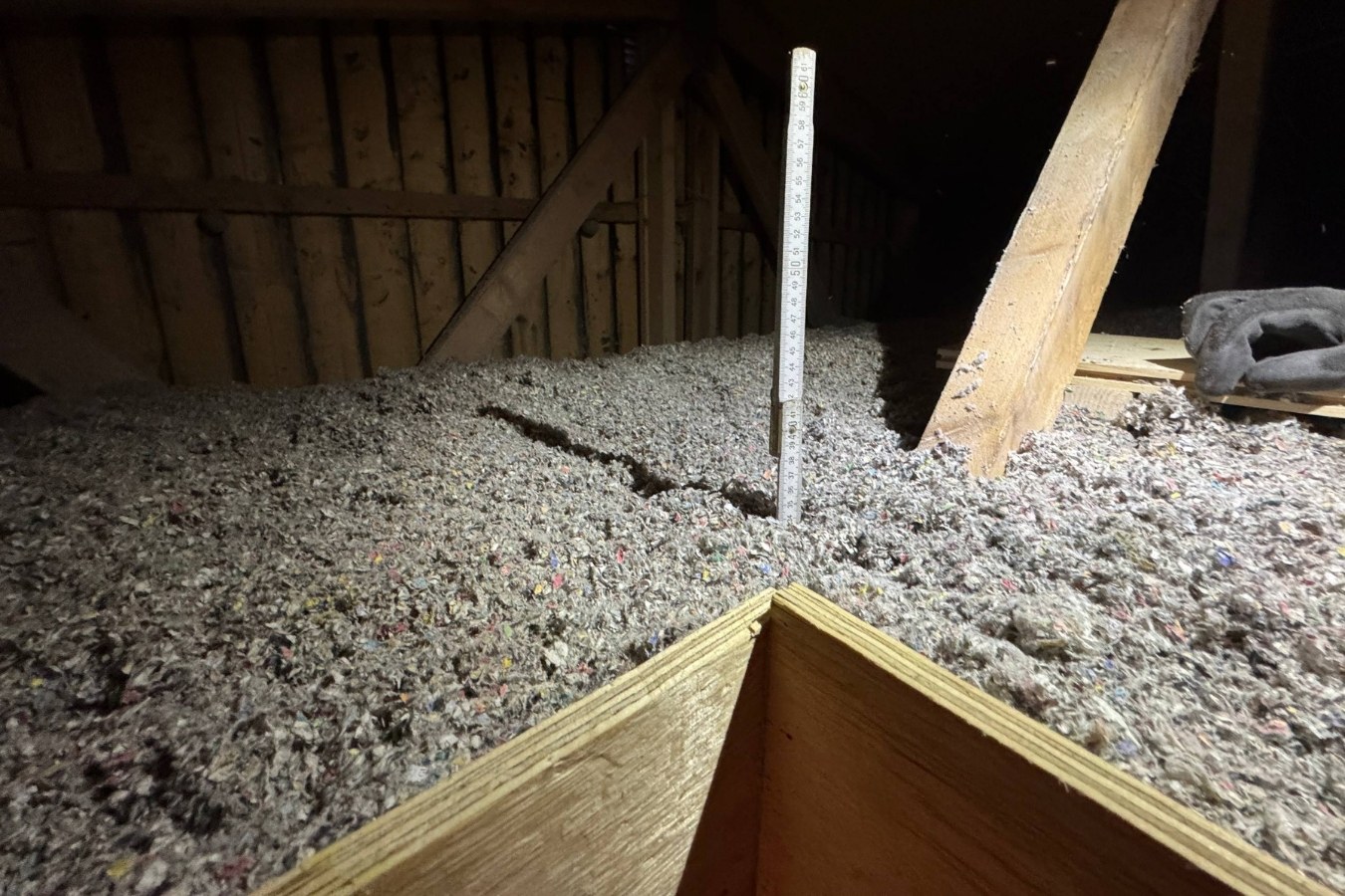 Fackmannamässig tilläggsisolering av vind för ett varmare hus och lägre uppvärmningskostnader