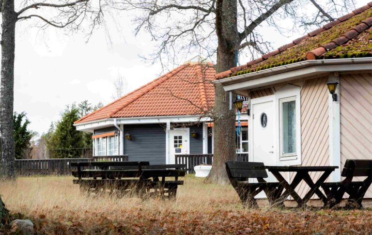 Resultat av takvård: Före och efter mossborttagning på villatak i Skåne